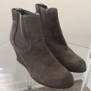 TESORI wedge bootie in Taupe Size 10M